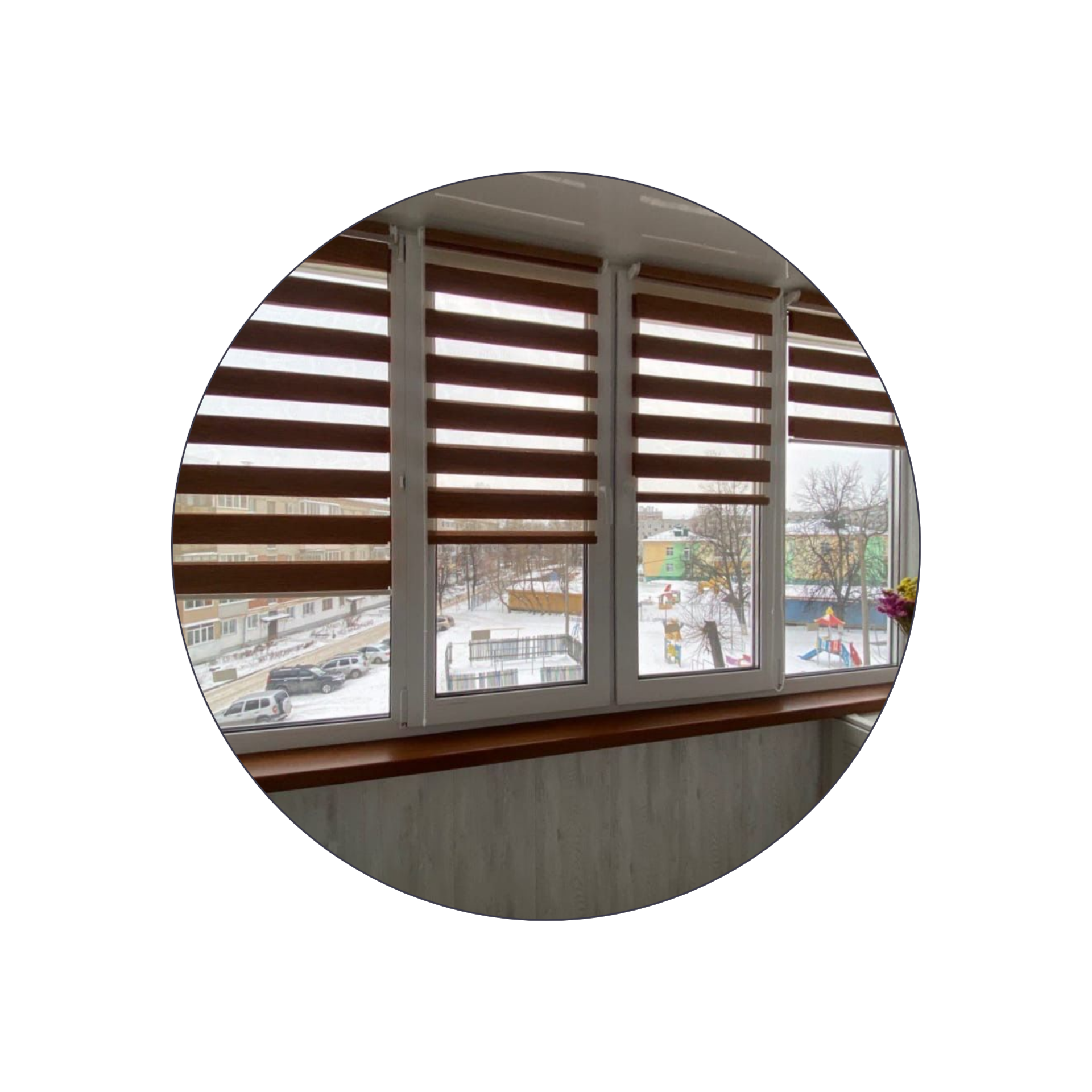 Рулонные шторы зебра с тканью коричневого цвета установленные на балконе. Изделие защищает помещение от проникновения в него солнечных лучей и чужих взглядов